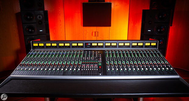 It may be ‘small’ in Nashville, but with a deep armrest and a rear shelf for speakers/screens, the 32Classic is generously proportioned and has a spacious feel to it.